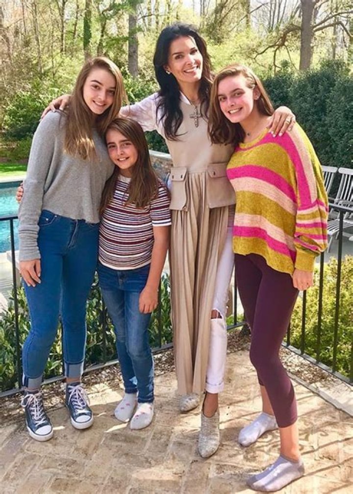 Angie Harmon - Bio, Age, Wiki, Facts and Family