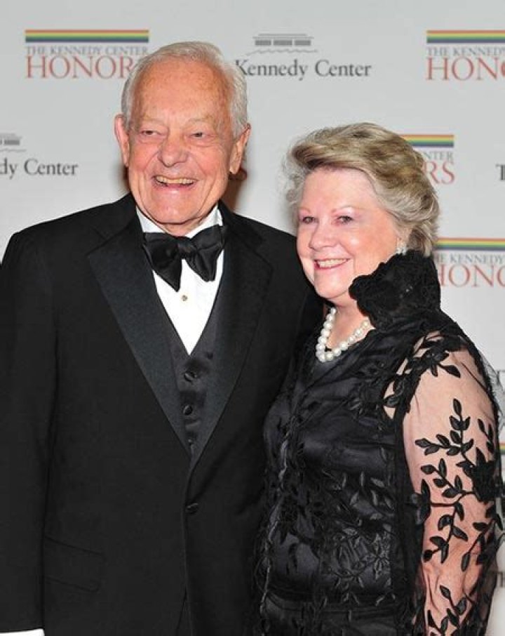 Bob Schieffer - Bio, Age, net worth, Wiki, Facts and Family