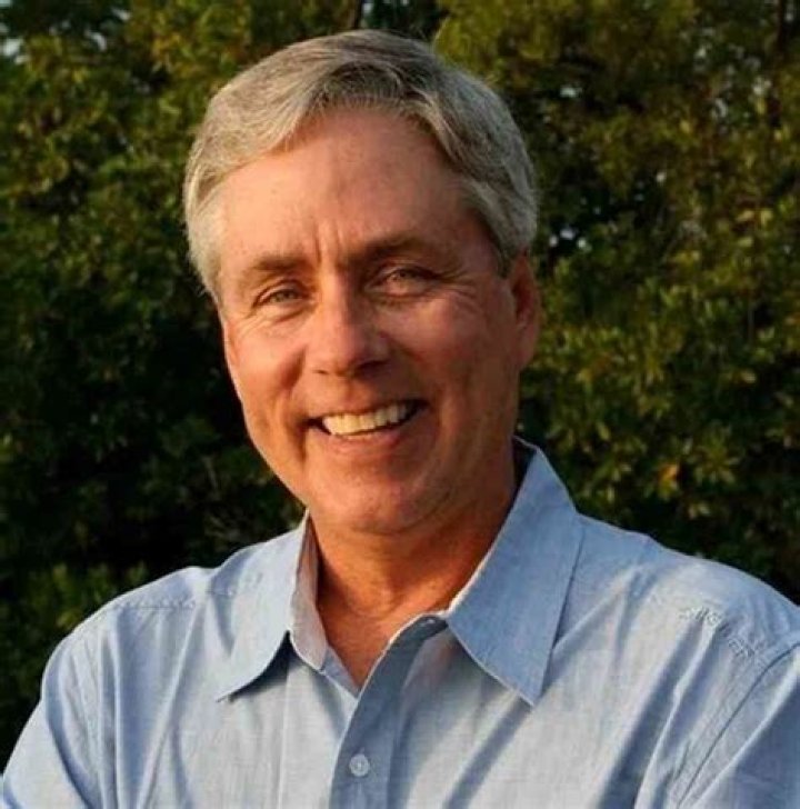 Carl Hiaasen - Bio, Age, Wiki, Facts and Family