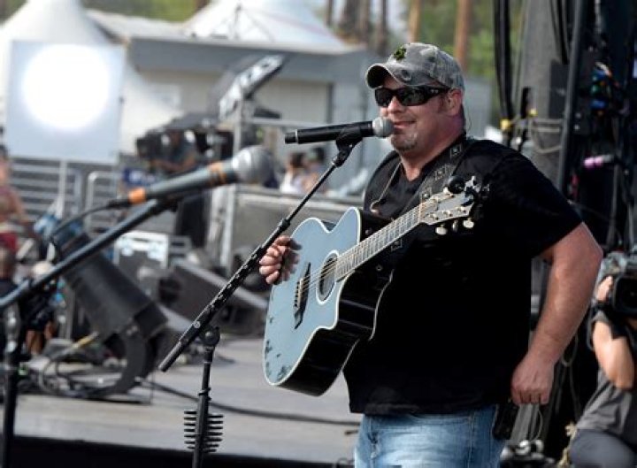 Chris Cagle - Bio, Age, net worth, height, Wiki, Facts and Family