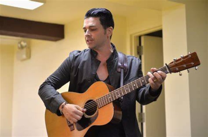 Chris Carrabba - Bio, Age, net worth, height, Wiki, Facts and Family
