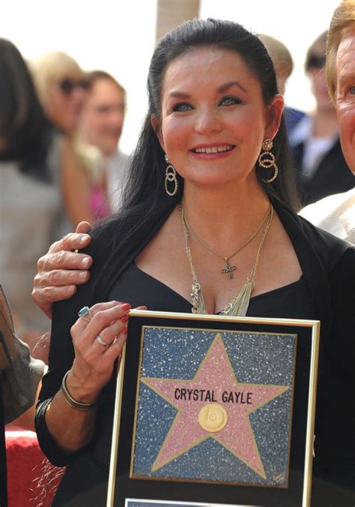 Crystal Gayle - Bio, Age, Wiki, Facts and Family