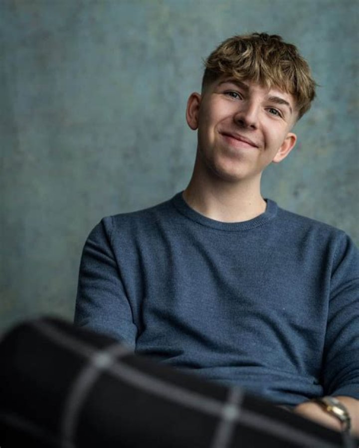 Dan Rhodes - Bio, Age, Wiki, Facts and Family