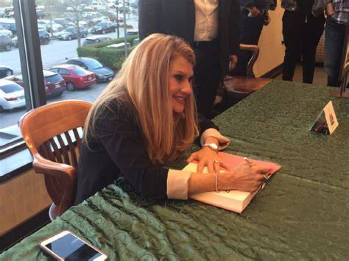 Dianna De La Garza - Bio, Age, Wiki, Facts and Family