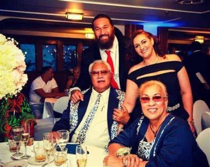 Domata Peko - Bio, Age, height, Wiki, Facts and Family