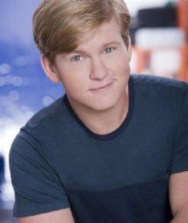 Doug Brochu - Bio, Age, height, weight, Wiki, Facts and Family