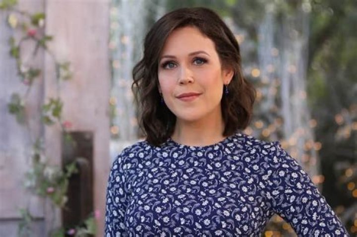 Erin Krakow - Bio, Age, Wiki, Facts and Family