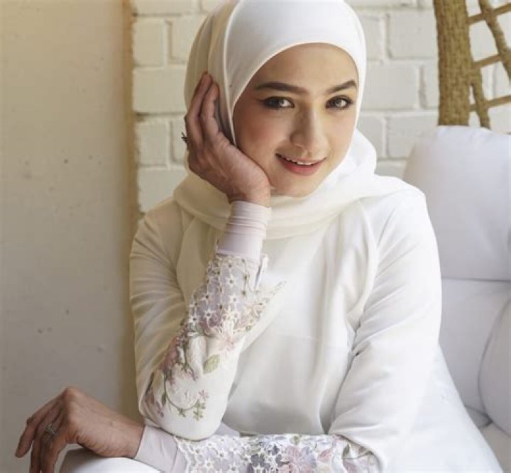 Fara Hanim Razak - Bio, Age, Wiki, Facts and Family