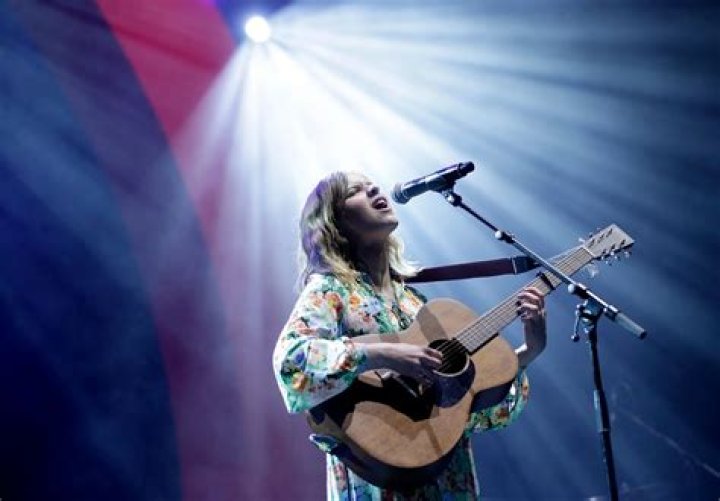 Gabrielle Aplin - Bio, Age, Wiki, Facts and Family