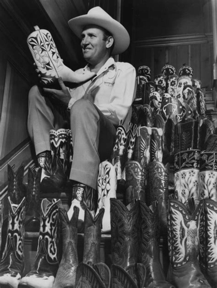 Gene Autry - Bio, Age, net worth, height, Wiki, Facts and Family