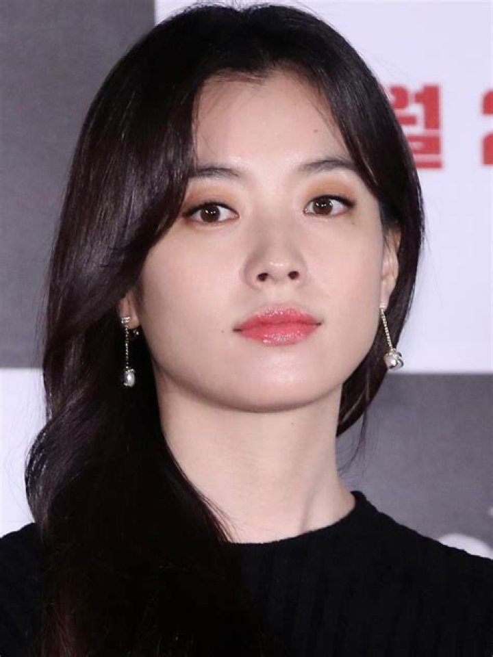Han Hyo-joo - Bio, Age, Wiki, Facts and Family