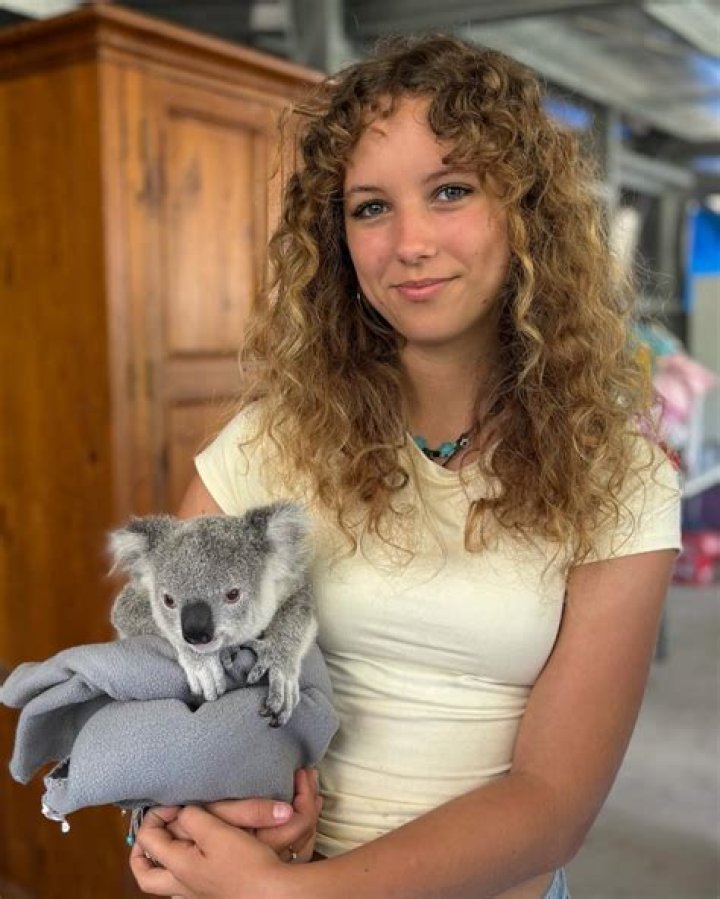 Izzy Bee (realitystar) - Wikipedia, Age, Net Worth, Biography , Spotify, TikTok, Facebook, Facts and Family