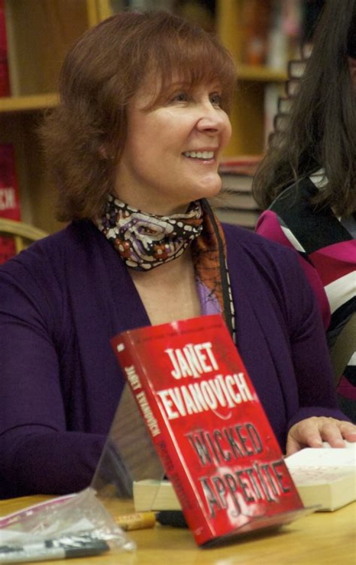 Janet Evanovich - Bio, Age, Wiki, Facts and Family