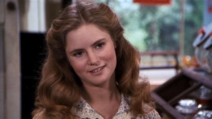 Jennifer Jason Leigh - Bio, Age, Wiki, Facts and Family