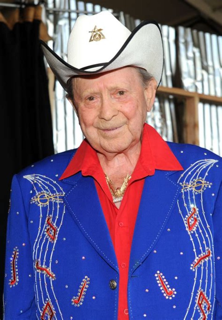 Jimmy Dickens - Bio, Age, height, Wiki, Facts and Family
