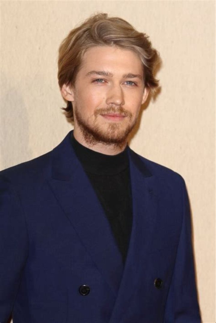 Joe Alwyn - Bio, Age, net worth, siblings, height, Wiki, Facts and Family