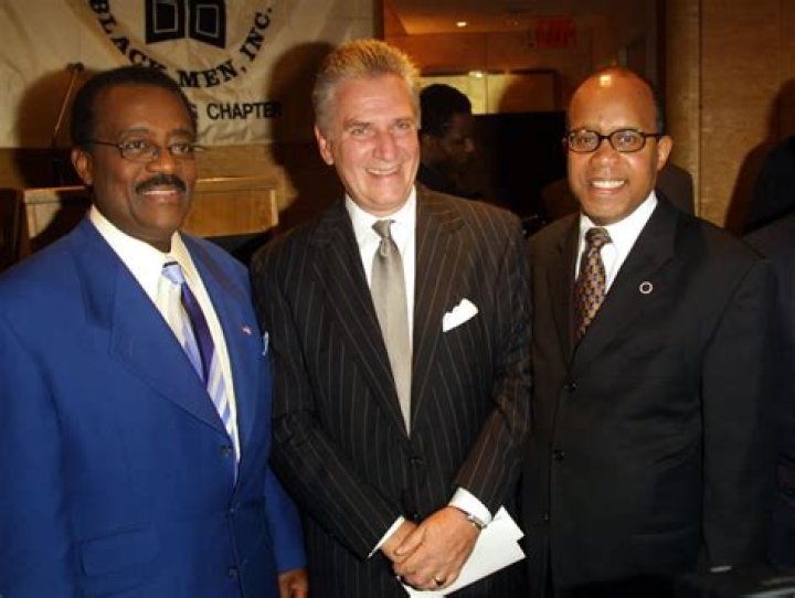 Johnnie Cochran - Bio, Age, net worth, Wiki, Facts and Family