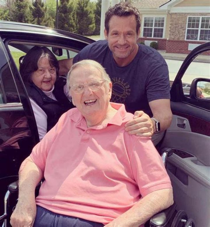 Josh Hopkins - Biography, Age, Wiki, Facts and Family