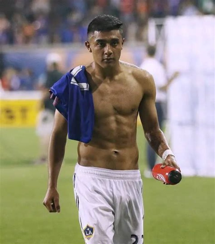 Julián Araujo (soccerplayer)-Wiki, Age, Net Worth, Biography , Spotify, TikTok, Facebook, Facts and Family