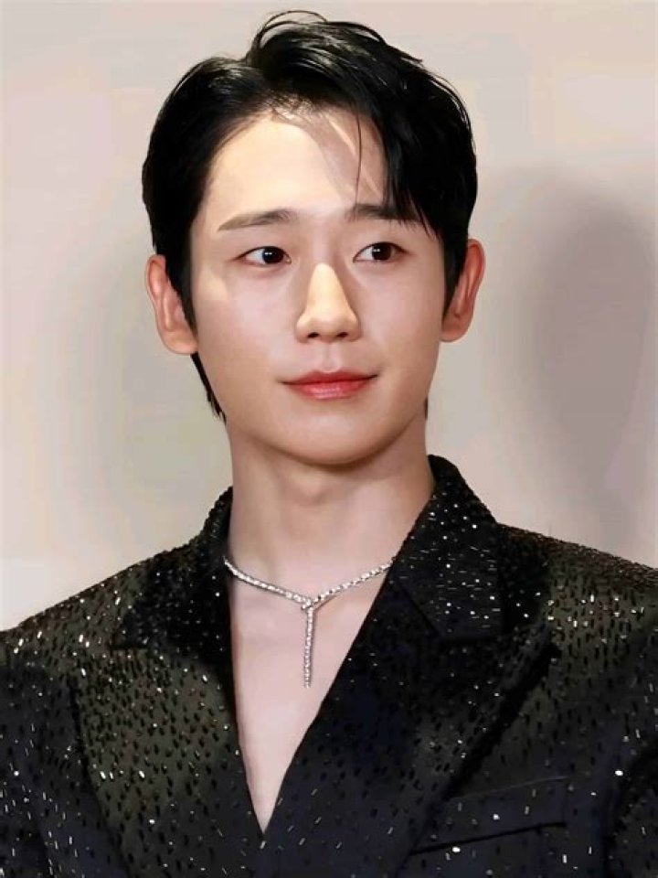 Jung Hae In - Bio, Age, siblings, height, Wiki, Facts and Family