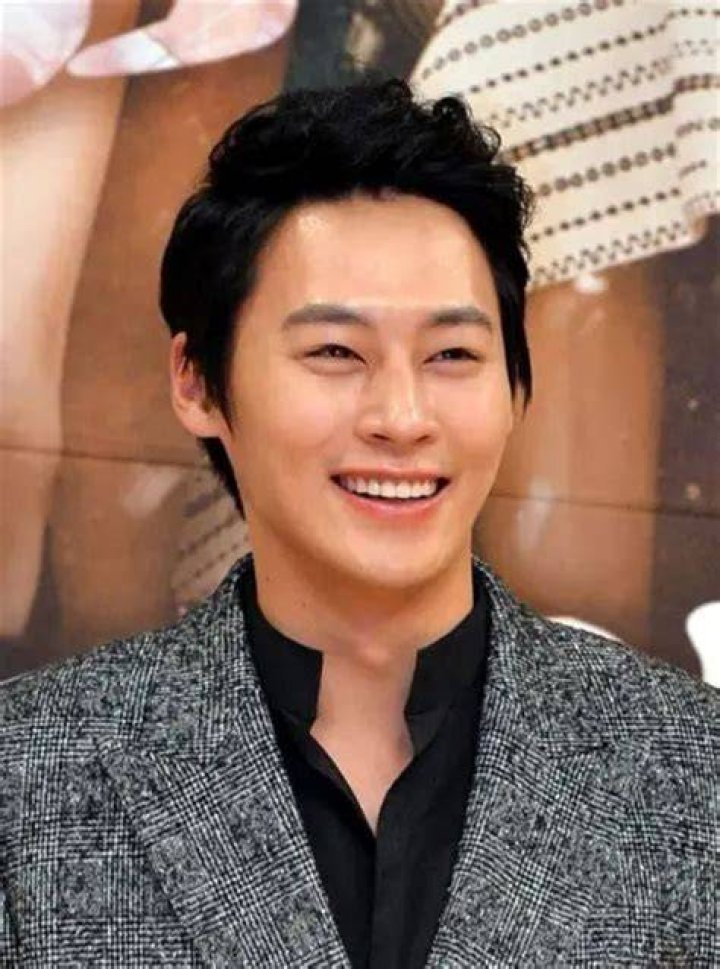 Jung Woo-sung - Bio, Age, siblings, height, Wiki, Facts and Family