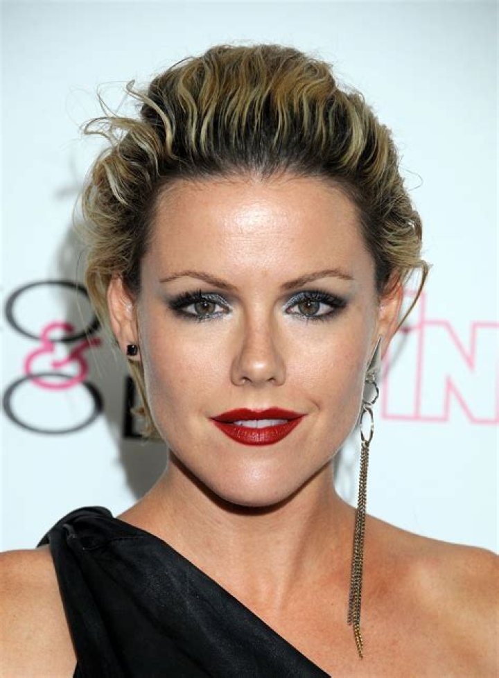 Kathleen Robertson - Bio, Age, Wiki, Facts and Family