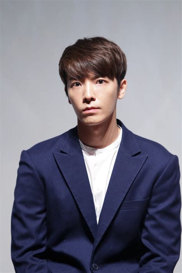 Lee Donghae - Bio, Age, net worth, siblings, weight, height, Wiki, Facts and Family