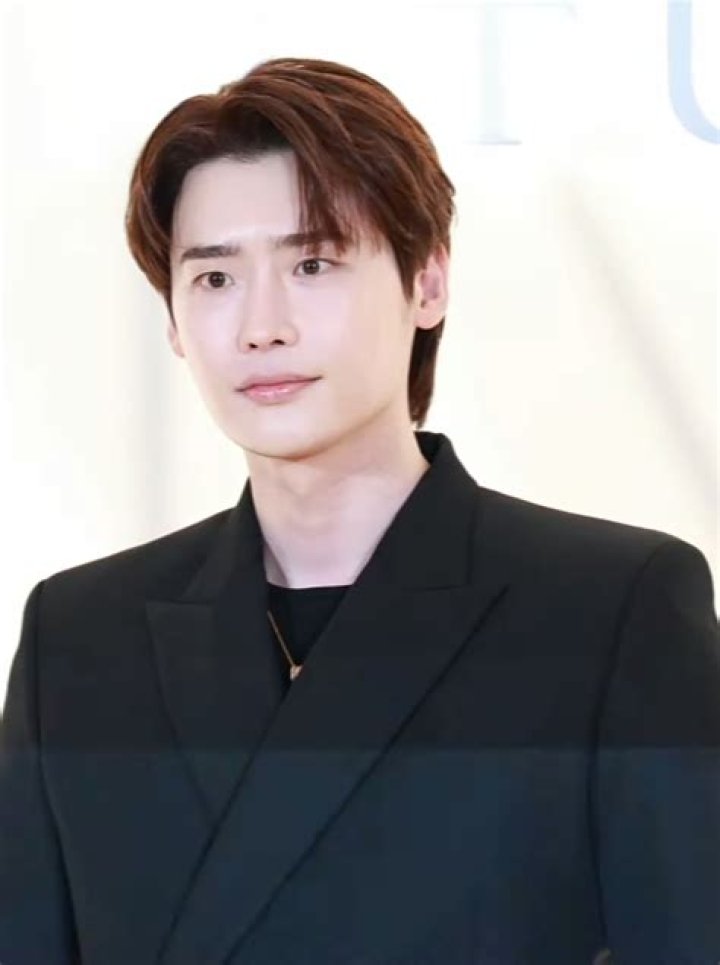 Lee Jong-suk - Bio, Age, height, weight, Wiki, Facts and Family