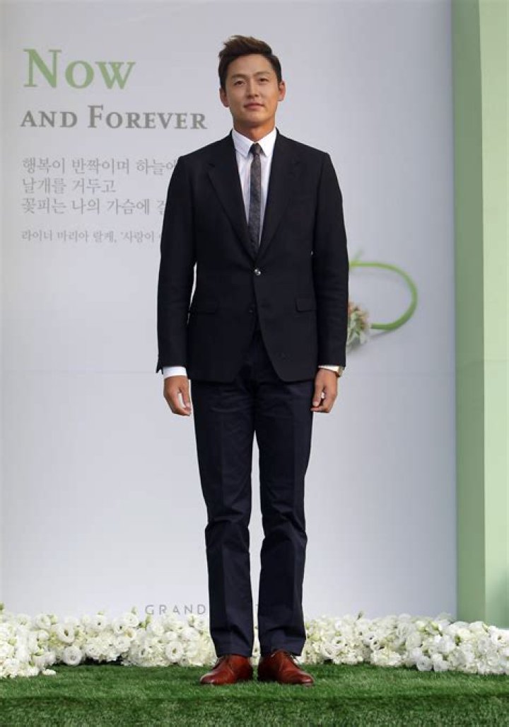 Lee Jung-jin - Bio, Age, net worth, height, Wiki, Facts and Family