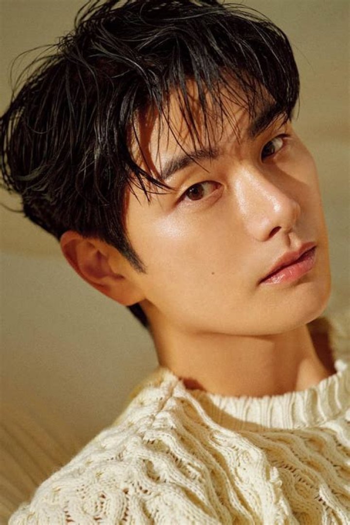 Lee Yi-kyung - Bio, Age, height, Wiki, Facts and Family
