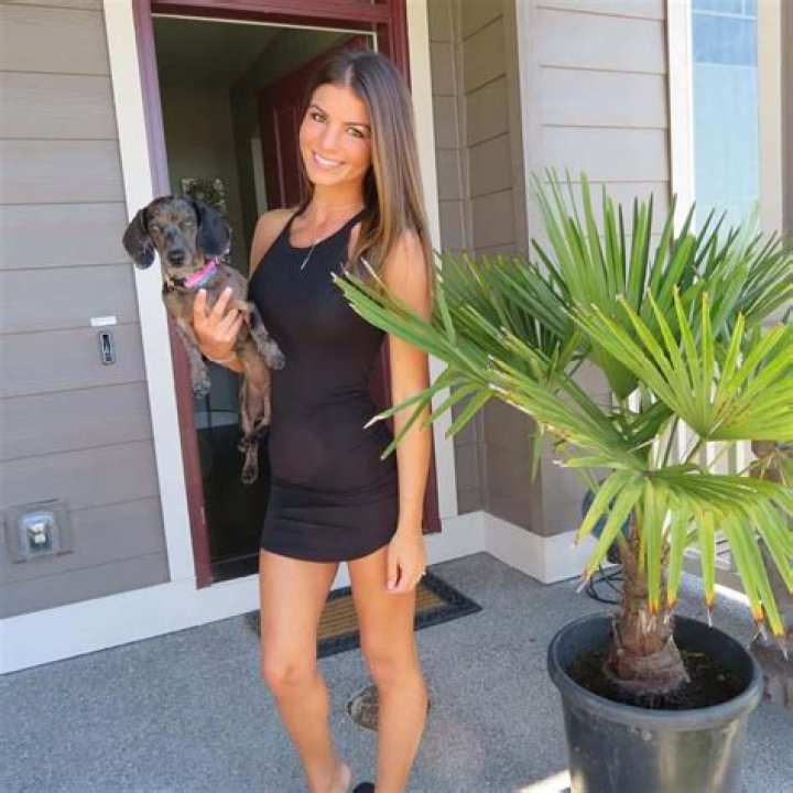 Lizzy Howell - Bio, Age, Wiki, Facts and Family