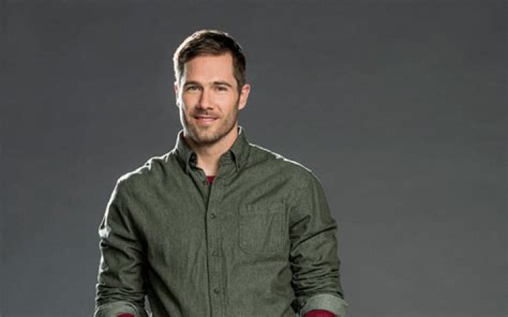 Luke MacFarlane - Bio, Age, siblings, height, Wiki, Facts and Family