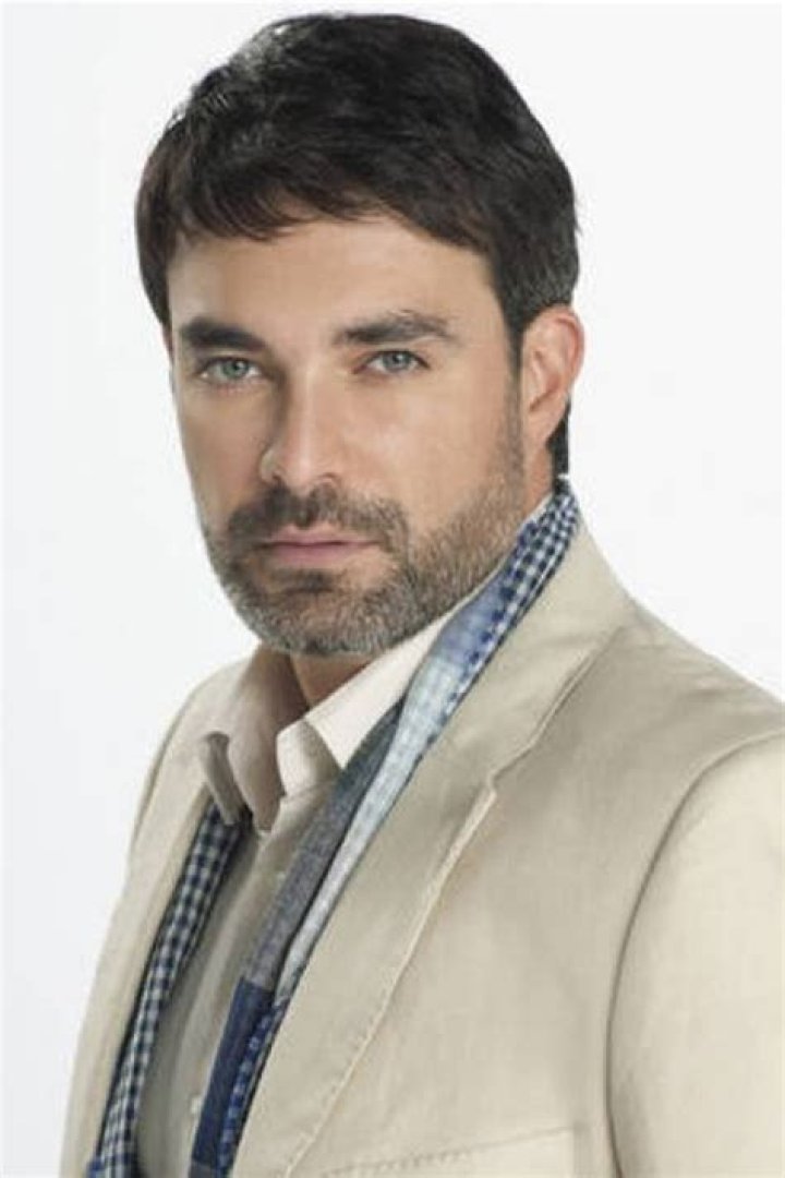 Mauricio Islas - Bio, Age, height, Wiki, Facts and Family