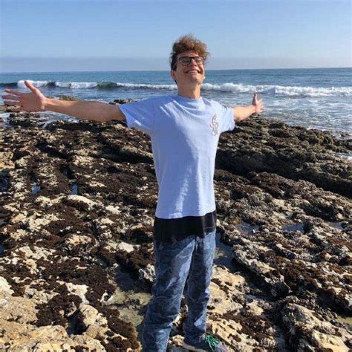 Noah Grossman - Bio, Age, height, weight, Wiki, Facts and Family