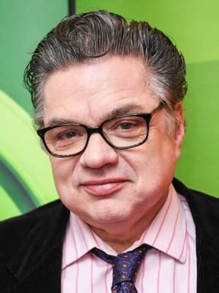 Oliver Platt - Bio, Age, net worth, siblings, height, Wiki, Facts and Family