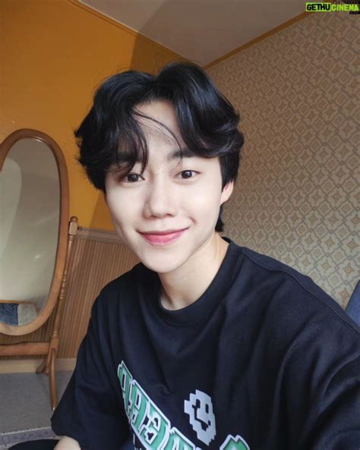 Park Ji-bin - Bio, Age, height, Wiki, Facts and Family