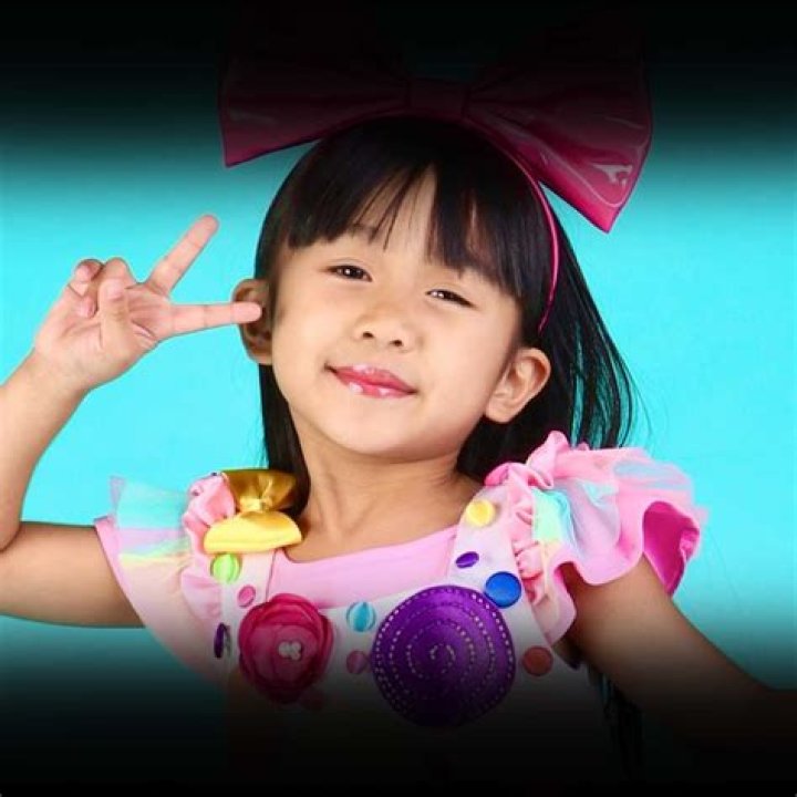 Rachel in Wonderland - Bio, Age, Wiki, Facts and Family