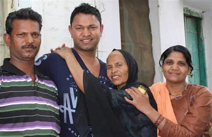 Saroo Brierley - Bio, Age, Wiki, Facts and Family