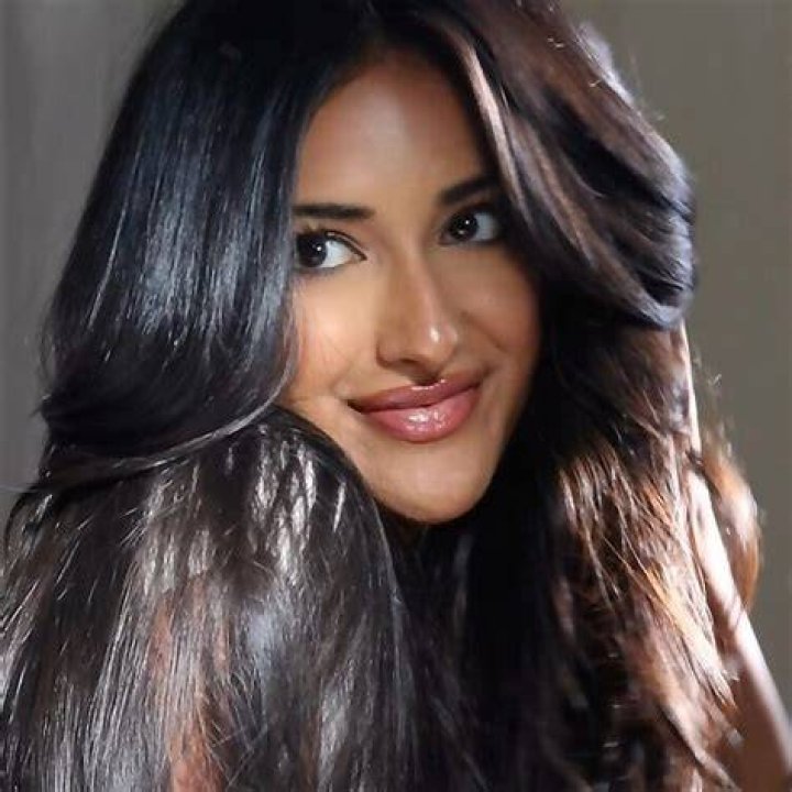 Seerat Saini : Age, Birthday, Wiki, Bio and Family, Net W...
