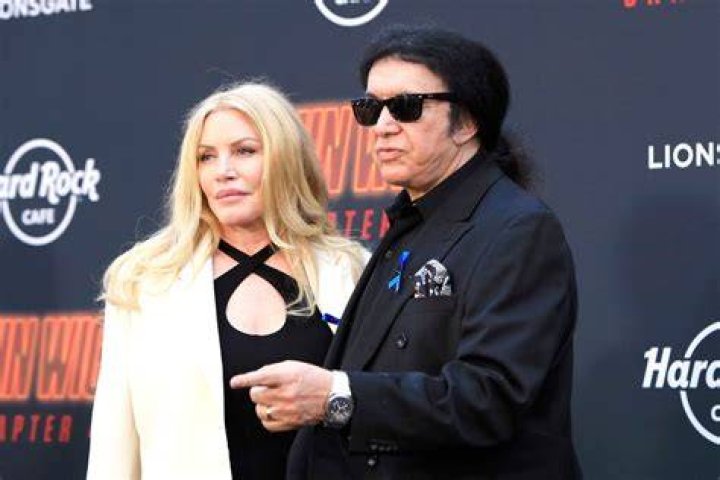 Shannon Tweed - Bio, Age, Wiki, Facts and Family