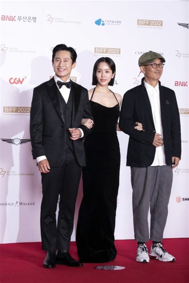 Shin Ha-kyun - Bio, Age, net worth, siblings, height, Wiki, Facts and Family