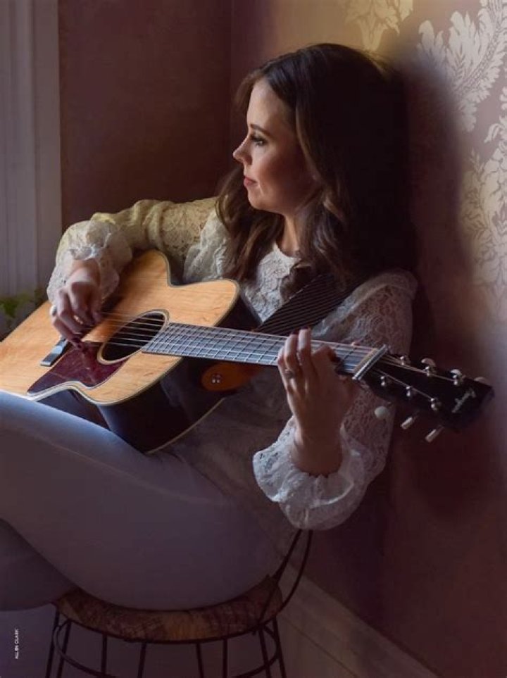 Sierra Hull - Bio, Age, Wiki, Facts and Family