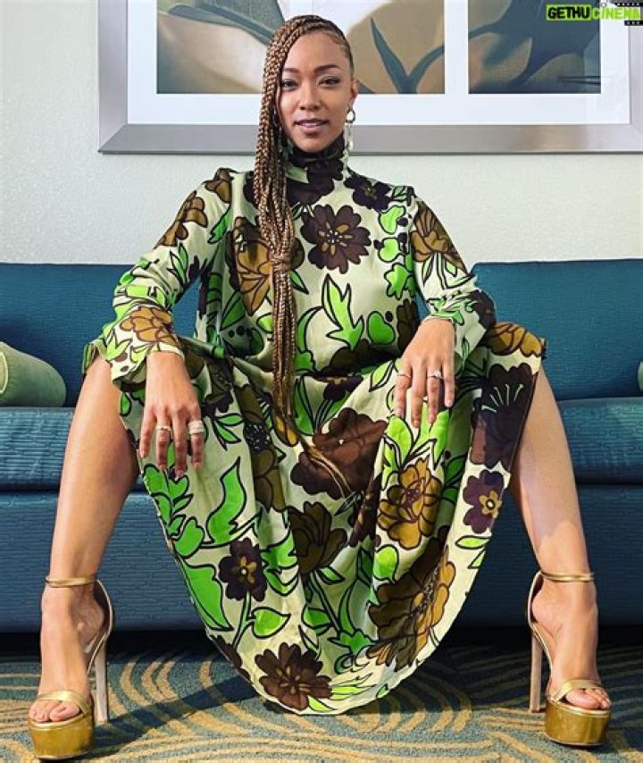 Sonequa Martin-Green - Bio, Age, Wiki, Facts and Family