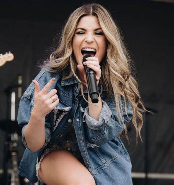 Tenille Arts - Bio, Age, Wiki, Facts and Family