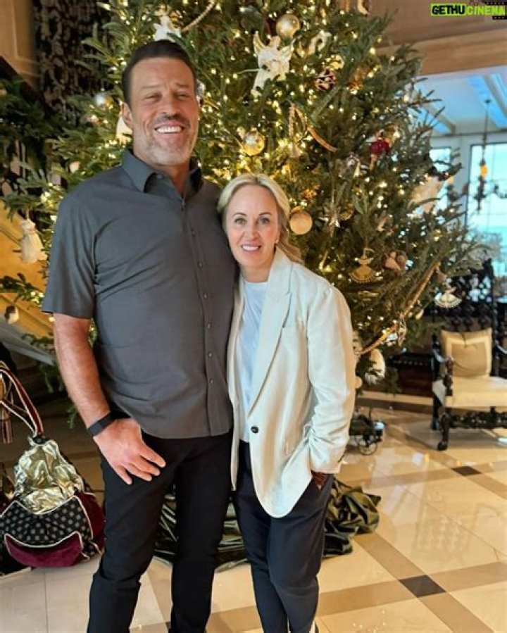Tony Robbins - Bio, Age, height, Wiki, Facts and Family