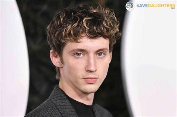 Troye Sivan - Bio, Age, net worth, height, Wiki, Facts and Family