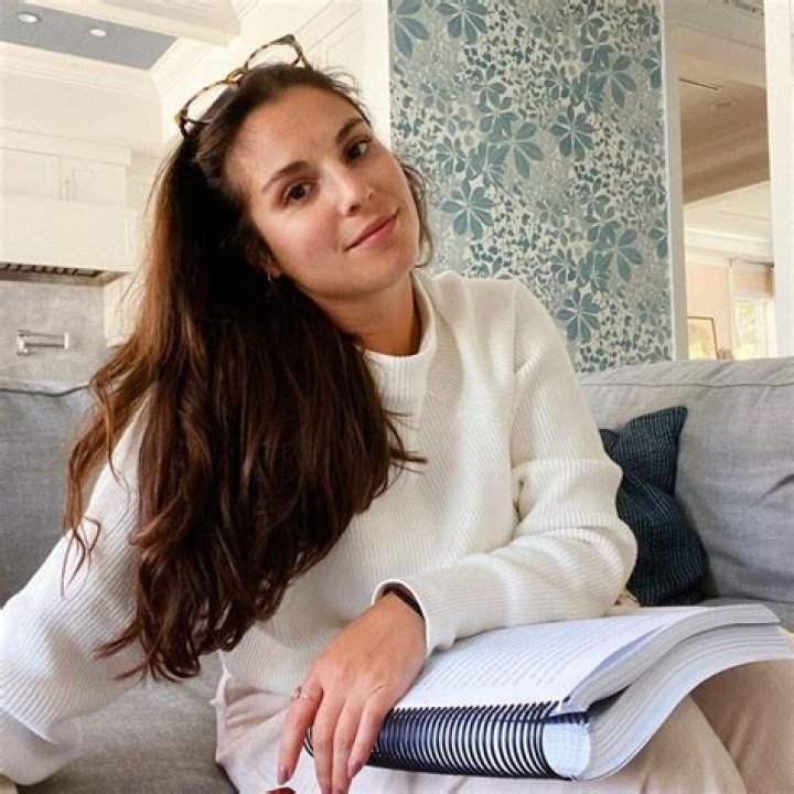 Victoria Aveyard - Bio, Age, Wiki, Facts and Family